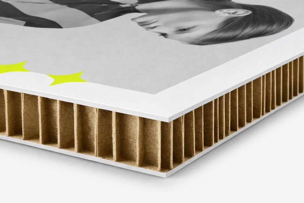 Close-up of a photo print mounted on corrugated cardboard with a honeycomb structure.